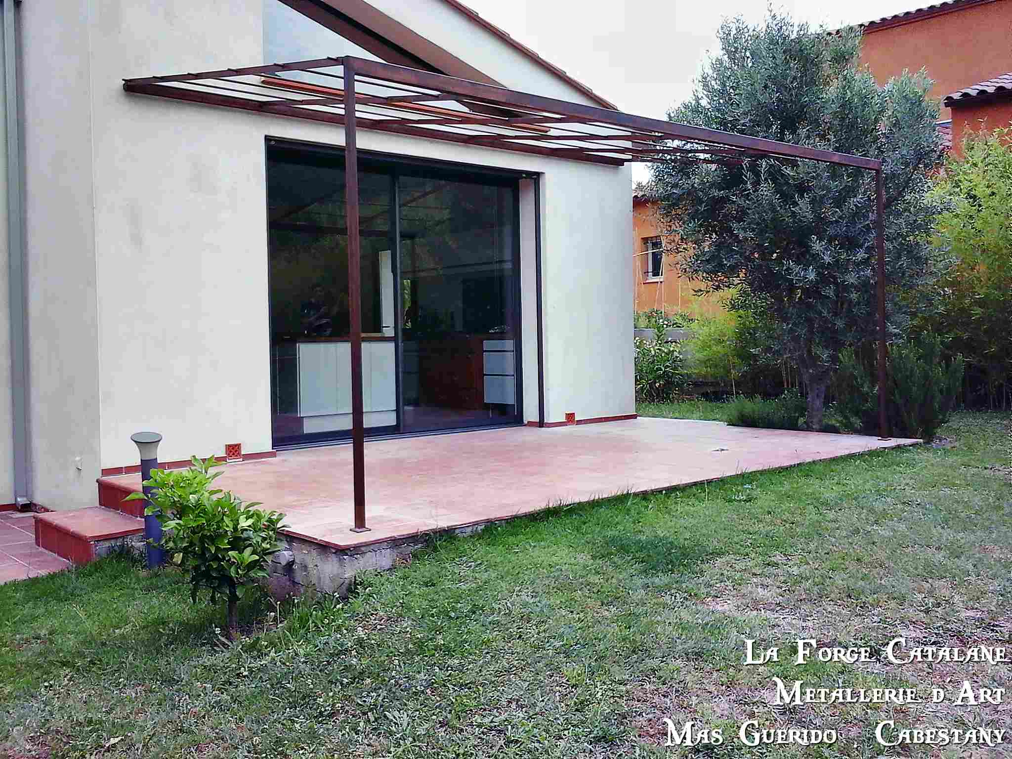 pergola pente rouille filant rond poteau tube carre fer forge catalane cabestany.jpg